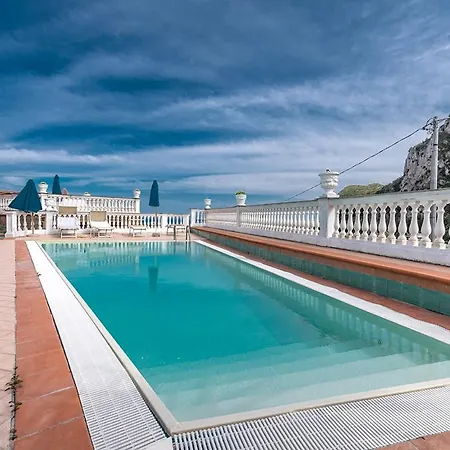 Aparthotel Azzurro 2*